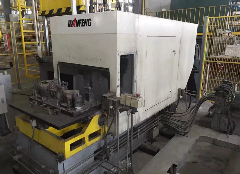 Below moving plate movable type trimming press machine